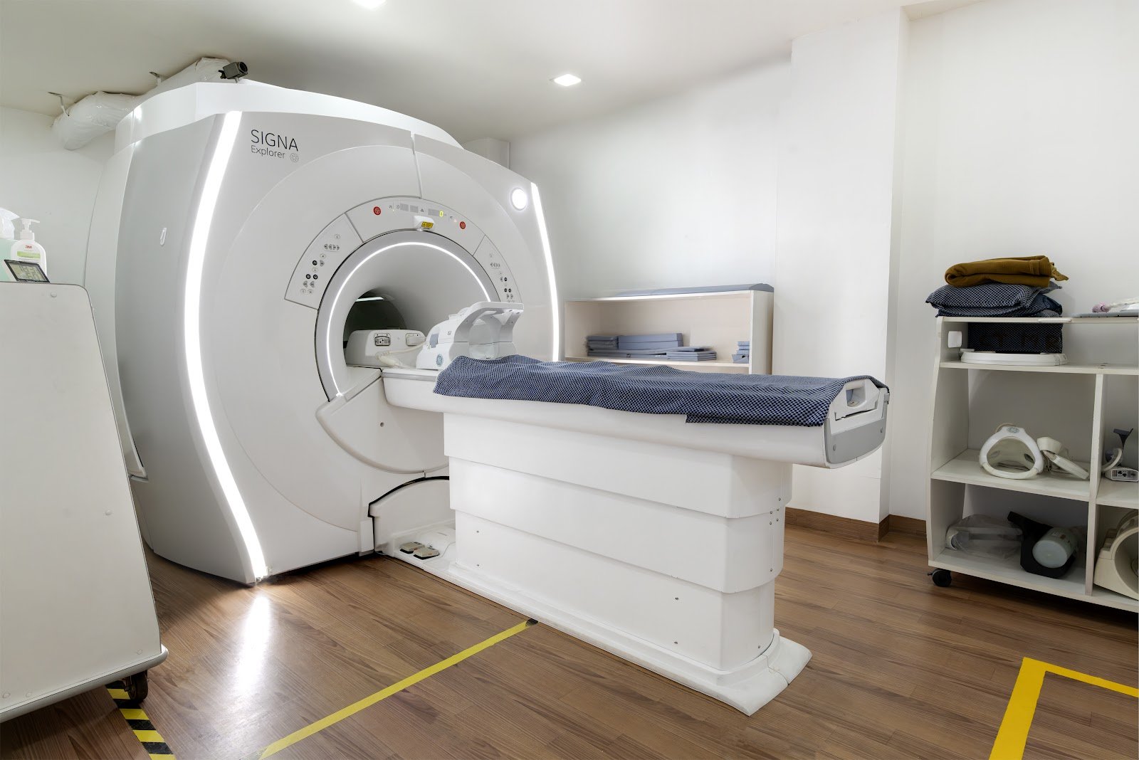 GE SIGNA Explorer MRI Scanner